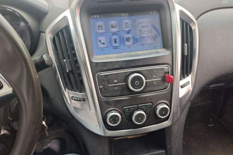 Used JMC Yuhu 3 2018 2.5T Diesel Two-Wheel Drive Advanced Version with Long Wheelbase Audio And AC Panel