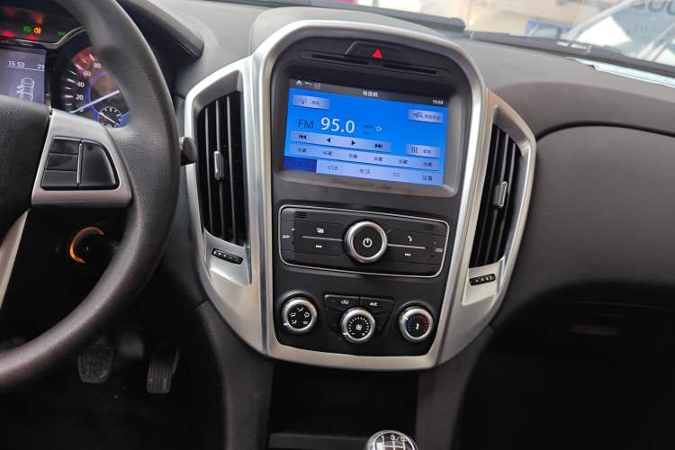 Used JMC Yuhu 3 2018 2.5T Diesel Two-Wheel Drive Advanced Version Standard Wheelbase Audio And AC Panel