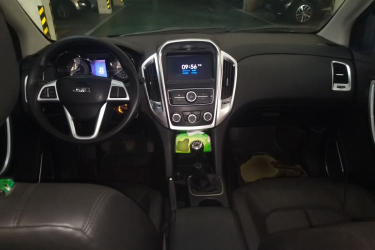 Used JMC Yuhu 3 2018 2.5T Diesel Two-Wheel Drive Advanced Version with Long Wheelbase Center Console