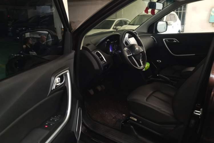 Used JMC Yuhu 3 2018 2.5T Diesel Two-Wheel Drive Advanced Version with Long Wheelbase Driver Seat