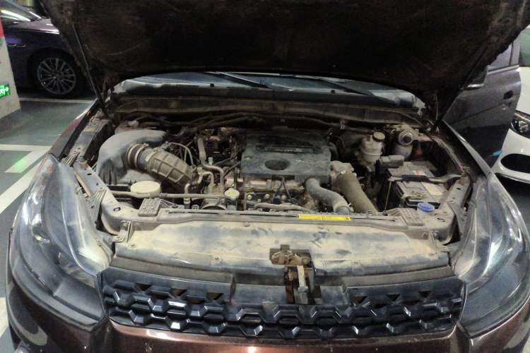 Used JMC Yuhu 3 2018 2.5T Diesel Two-Wheel Drive Advanced Version Standard Wheelbase Engine Bay