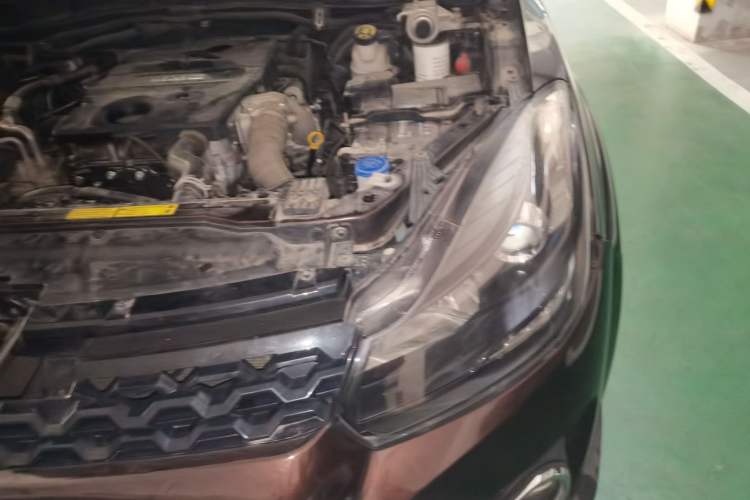 Used JMC Yuhu 3 2018 2.5T Diesel Two-Wheel Drive Advanced Version with Long Wheelbase Engine Bay Left