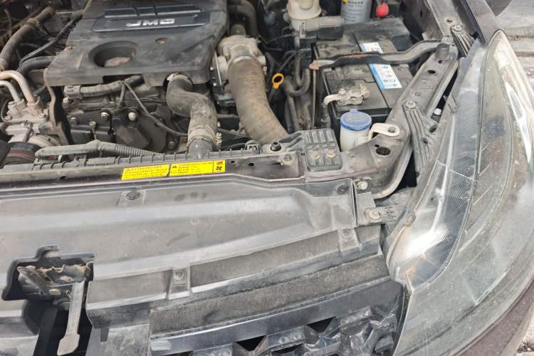 Used JMC Yuhu 3 2018 2.5T Diesel Two-Wheel Drive Advanced Version with Long Wheelbase Engine Bay Left