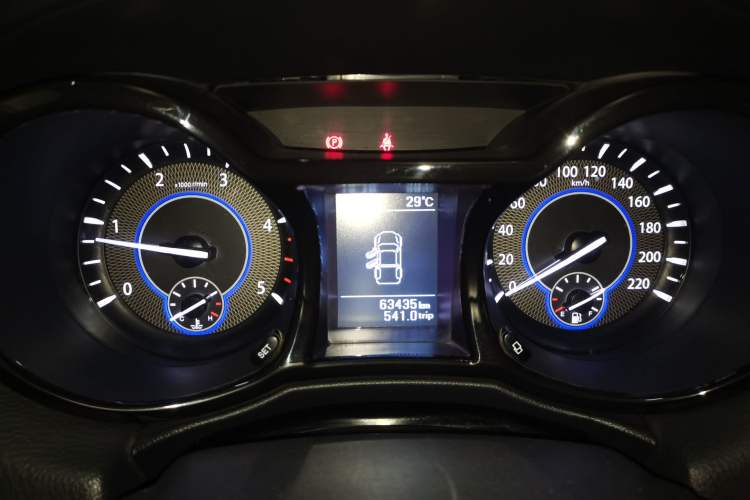 Used JMC Yuhu 3 2018 2.5T Diesel Two-Wheel Drive Advanced Version with Long Wheelbase Instrument Cluster