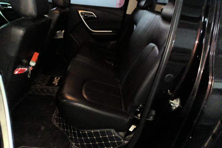 Used JMC Yuhu 3 2018 2.5T Diesel Two-Wheel Drive Advanced Version Standard Wheelbase Interior 4