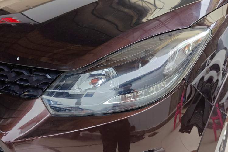 Used JMC Yuhu 3 2018 2.5T Diesel Two-Wheel Drive Advanced Version Standard Wheelbase Left Front Headlight