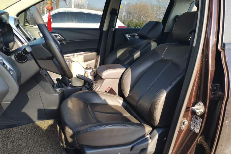 Used JMC Yuhu 3 2018 2.5T Diesel Two-Wheel Drive Advanced Version with Long Wheelbase Left Front Seat