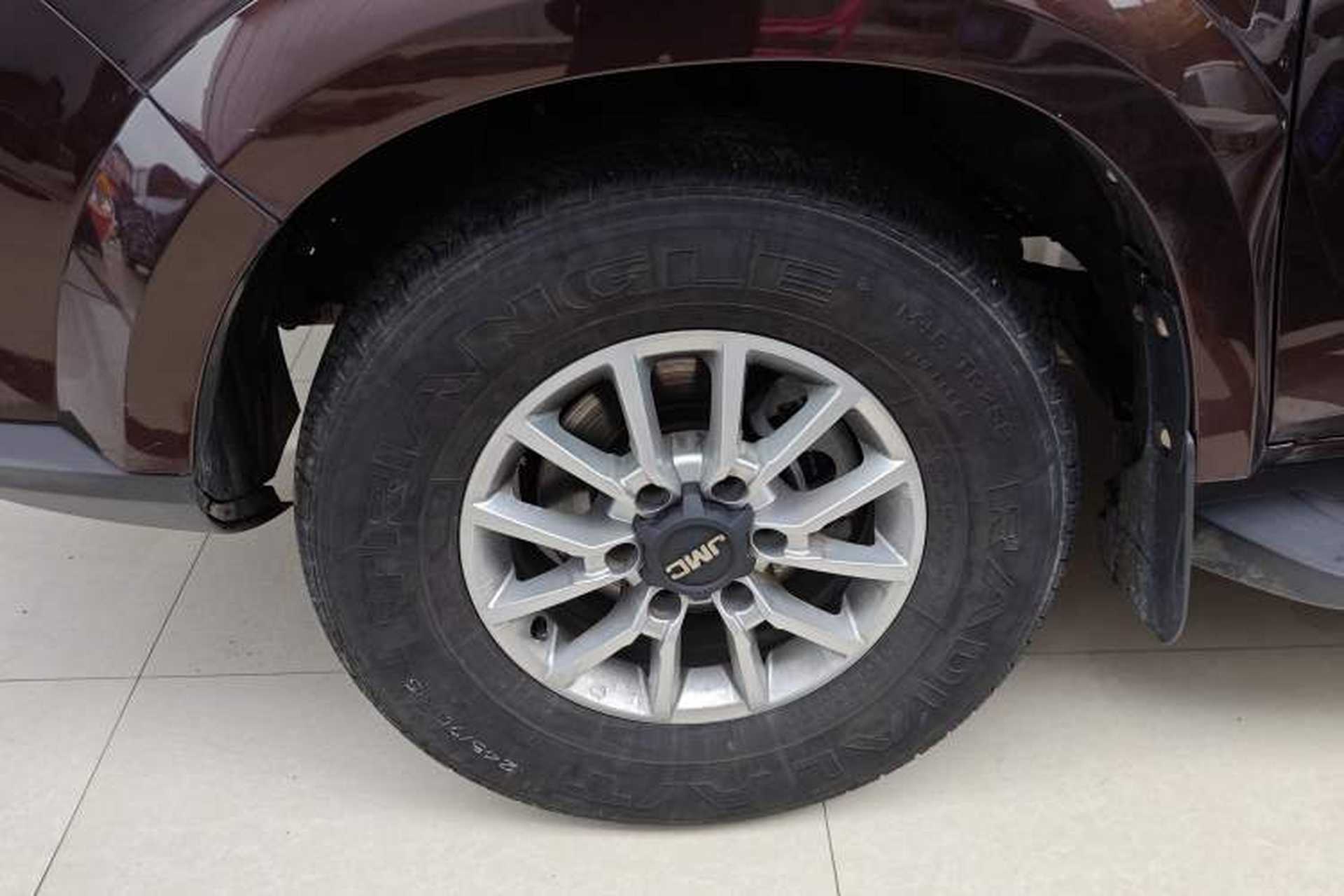 Used JMC Yuhu 3 2018 2.5T Diesel Two-Wheel Drive Advanced Version Standard Wheelbase Left Front Wheel Hub