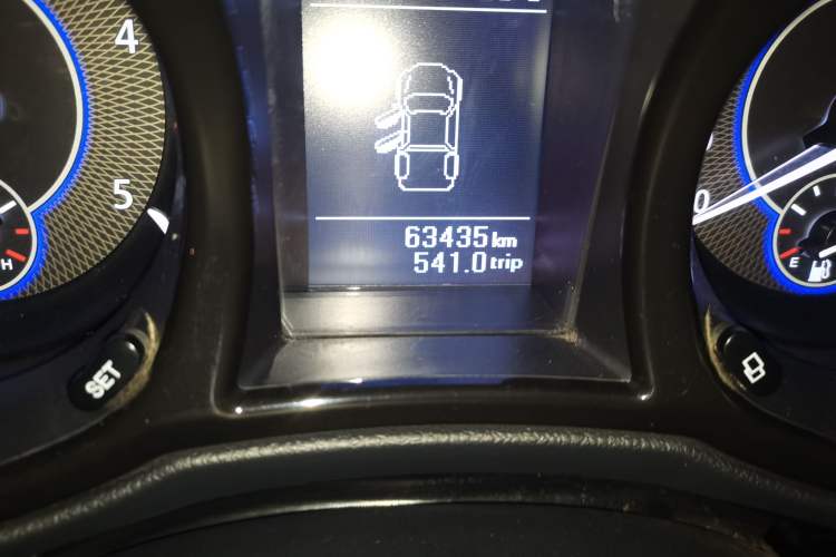 Used JMC Yuhu 3 2018 2.5T Diesel Two-Wheel Drive Advanced Version with Long Wheelbase Odometer Close Up