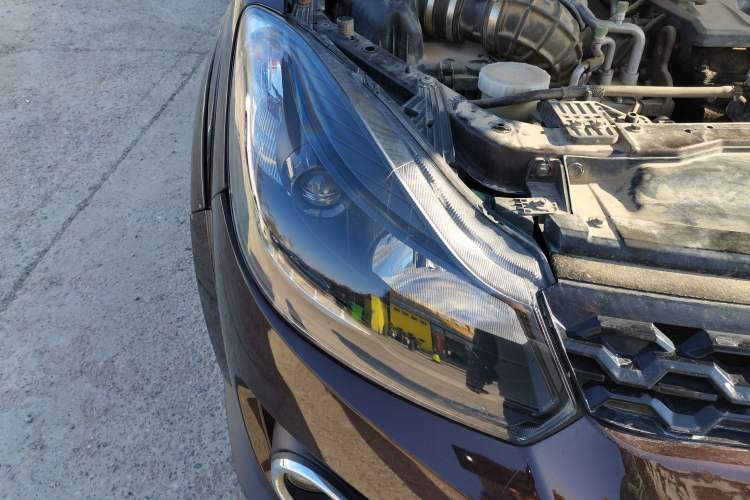 Used JMC Yuhu 3 2018 2.5T Diesel Two-Wheel Drive Advanced Version with Long Wheelbase Right Front Headlight