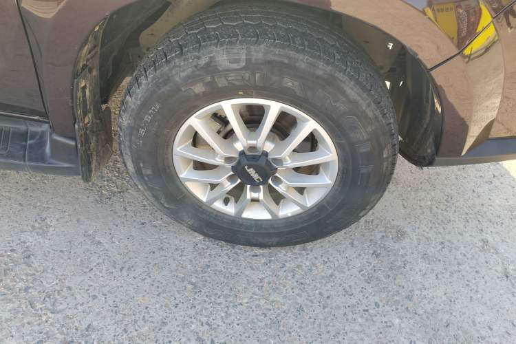 Used JMC Yuhu 3 2018 2.5T Diesel Two-Wheel Drive Advanced Version with Long Wheelbase Right Front Wheel Hub
