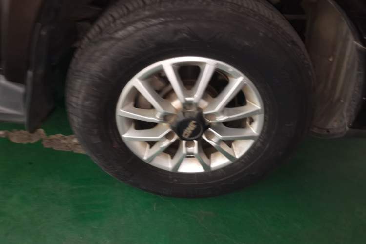 Used JMC Yuhu 3 2018 2.5T Diesel Two-Wheel Drive Advanced Version with Long Wheelbase Right Front Wheel Hub