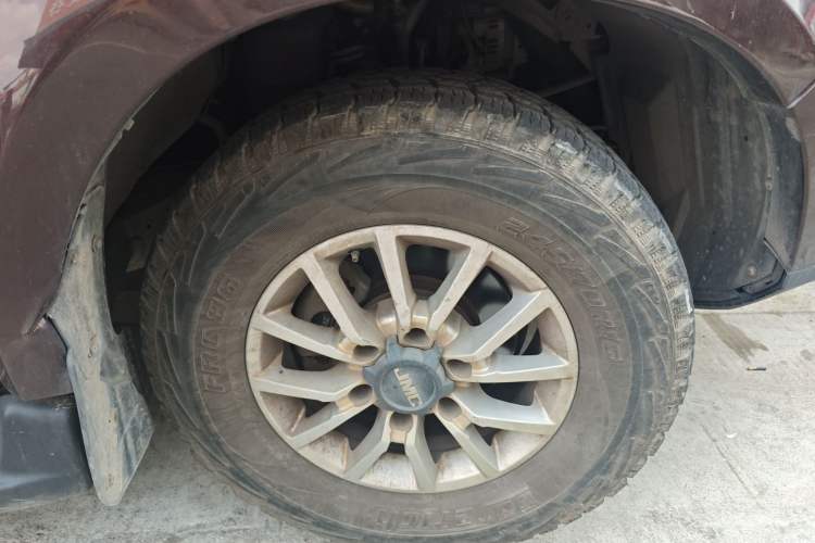 Used JMC Yuhu 3 2018 2.5T Diesel Two-Wheel Drive Advanced Version with Long Wheelbase Right Front Wheel Hub