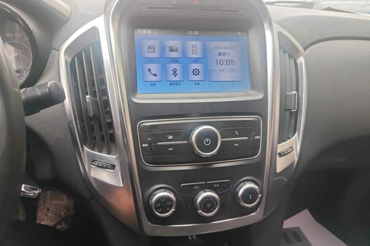 Used JMC Yuhu 3 2018 2.5T Diesel Two-Wheel Drive Advanced Version with Long Wheelbase Audio And AC Panel