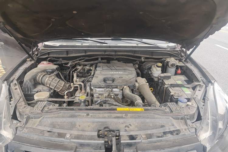 Used JMC Yuhu 3 2018 2.5T Diesel Two-Wheel Drive Advanced Version with Long Wheelbase Engine Bay