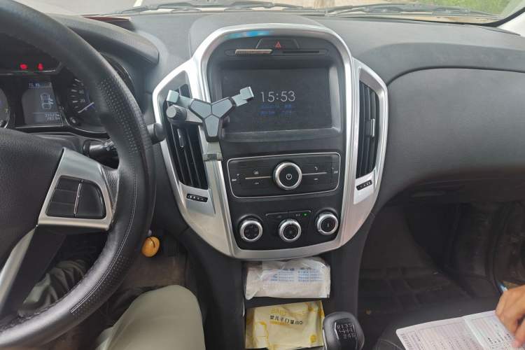Used JMC Yuhu 3 2018 1.8T Gasoline Two-Wheel Drive Advanced Edition Standard Wheelbase Audio And AC Panel
