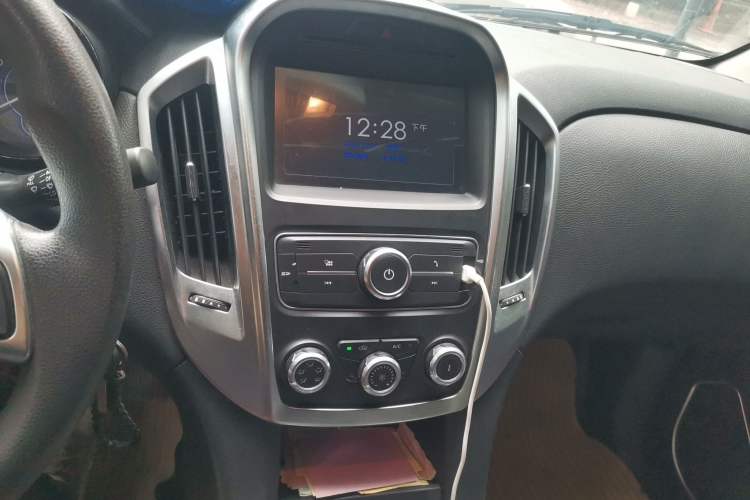 Used JMC Yuhu 3 2018 2.5T Diesel Two-Wheel Drive Advanced Version with Long Wheelbase Audio And AC Panel