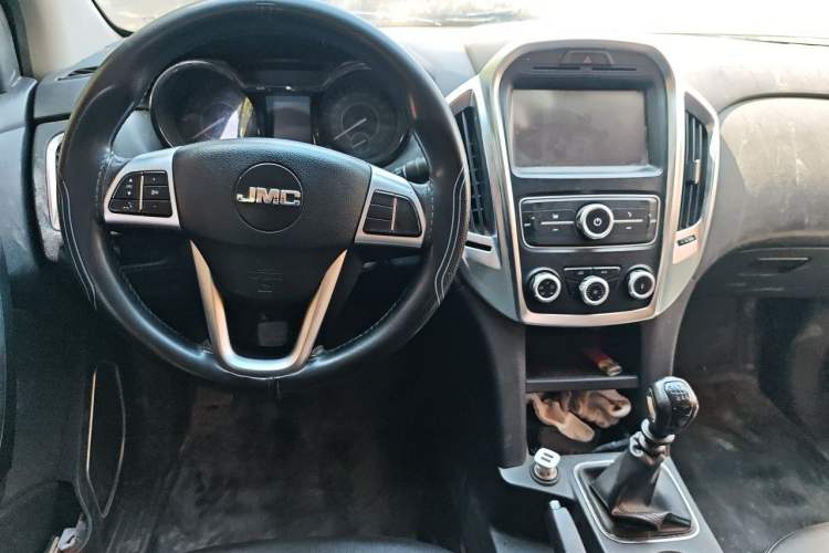 Used JMC Yuhu 3 2018 1.8T Gasoline Two-Wheel Drive Advanced Edition Standard Wheelbase Center Console