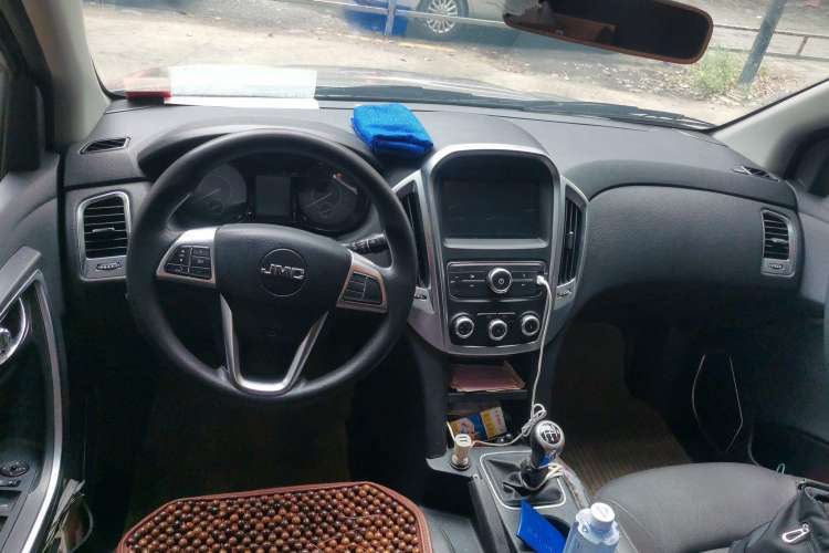 Used JMC Yuhu 3 2018 2.5T Diesel Two-Wheel Drive Advanced Version with Long Wheelbase Center Console