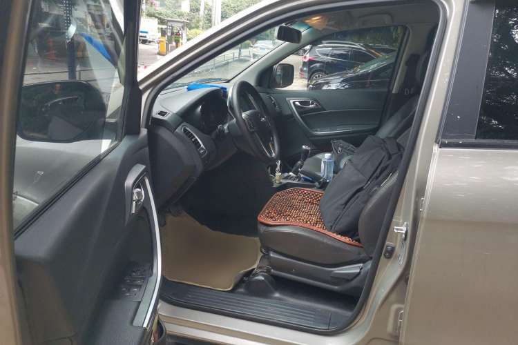 Used JMC Yuhu 3 2018 2.5T Diesel Two-Wheel Drive Advanced Version with Long Wheelbase Driver Seat