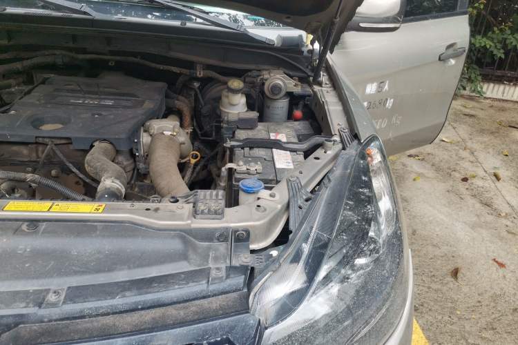 Used JMC Yuhu 3 2018 2.5T Diesel Two-Wheel Drive Advanced Version with Long Wheelbase Engine Bay Left