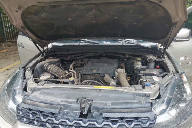 Used JMC Yuhu 3 2018 2.5T Diesel Two-Wheel Drive Advanced Version with Long Wheelbase Engine Bay