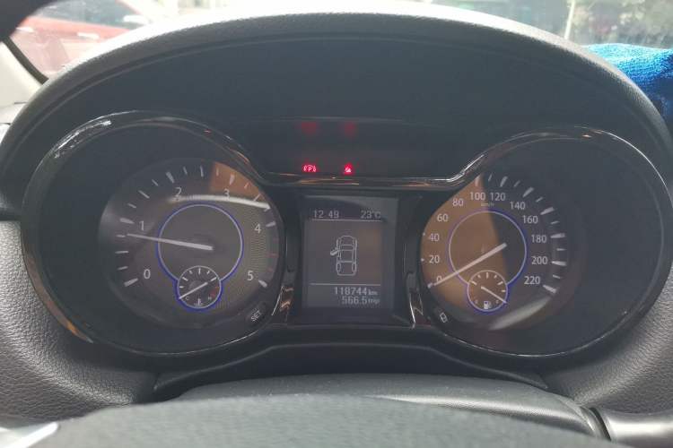 Used JMC Yuhu 3 2018 2.5T Diesel Two-Wheel Drive Advanced Version with Long Wheelbase Instrument Cluster