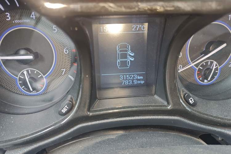 Used JMC Yuhu 3 2018 1.8T Gasoline Two-Wheel Drive Advanced Edition Standard Wheelbase Odometer Close Up