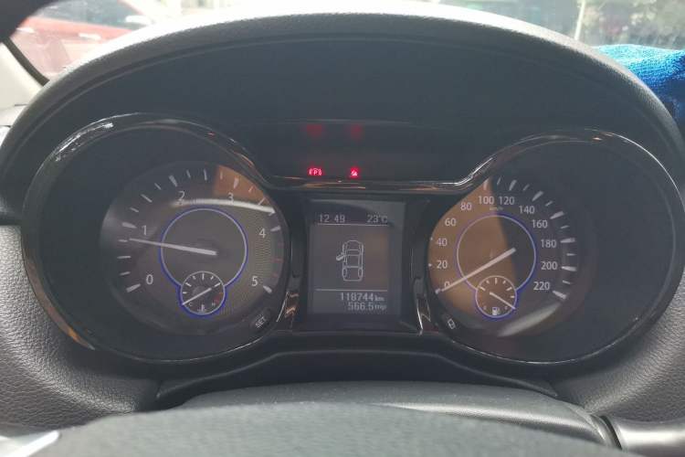 Used JMC Yuhu 3 2018 2.5T Diesel Two-Wheel Drive Advanced Version with Long Wheelbase Odometer Close Up
