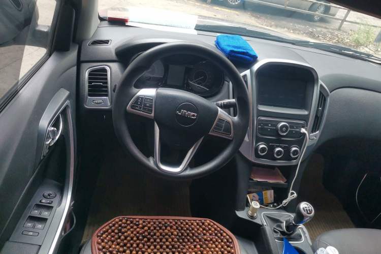 Used JMC Yuhu 3 2018 2.5T Diesel Two-Wheel Drive Advanced Version with Long Wheelbase Steering Wheel