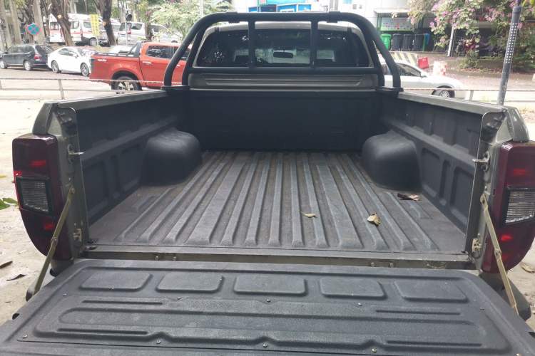 Used JMC Yuhu 3 2018 2.5T Diesel Two-Wheel Drive Advanced Version with Long Wheelbase Trunk