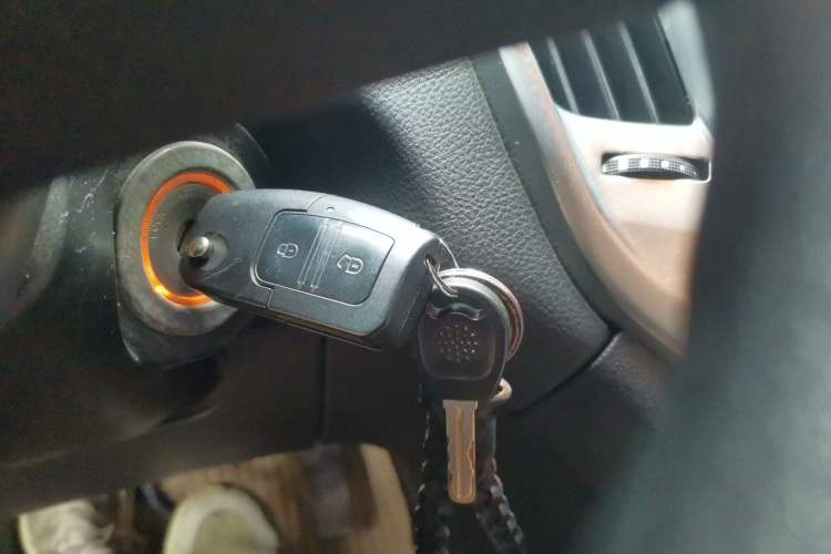 Used JMC Yuhu 3 2018 2.5T Diesel Two-Wheel Drive Advanced Version with Long Wheelbase Vehicle Key