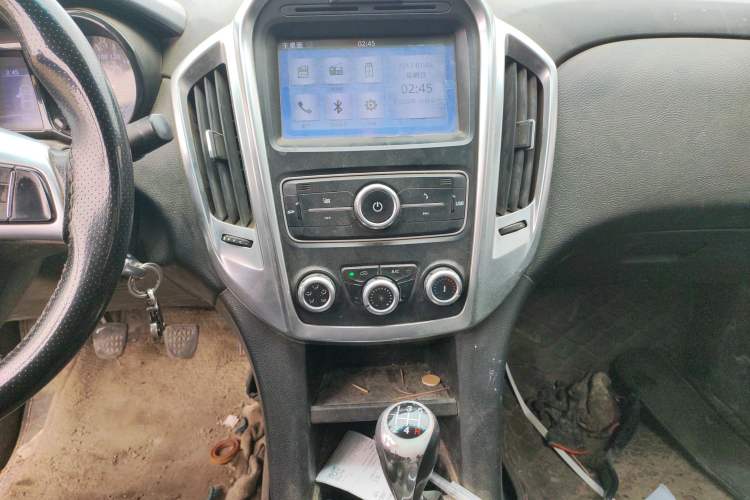 Used JMC Yuhu 3 2018 2.5T Diesel Two-Wheel Drive Advanced Version Standard Wheelbase Audio And AC Panel