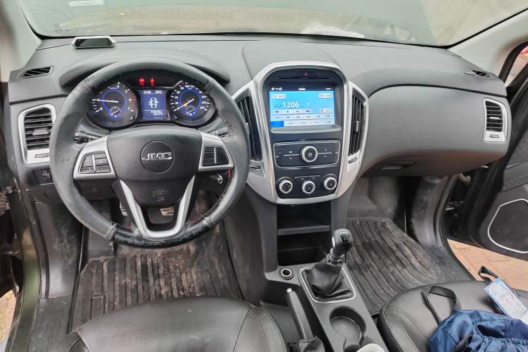 Used JMC Yuhu 3 2018 1.8T Gasoline Two-Wheel Drive Advanced Edition Standard Wheelbase Audio And AC Panel