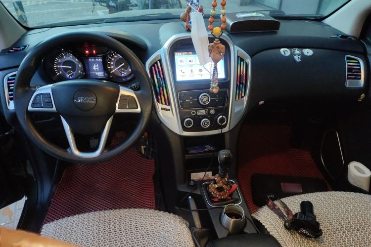 Used JMC Yuhu 3 2018 1.8T Gasoline Two-Wheel Drive Advanced Edition Standard Wheelbase Center Console