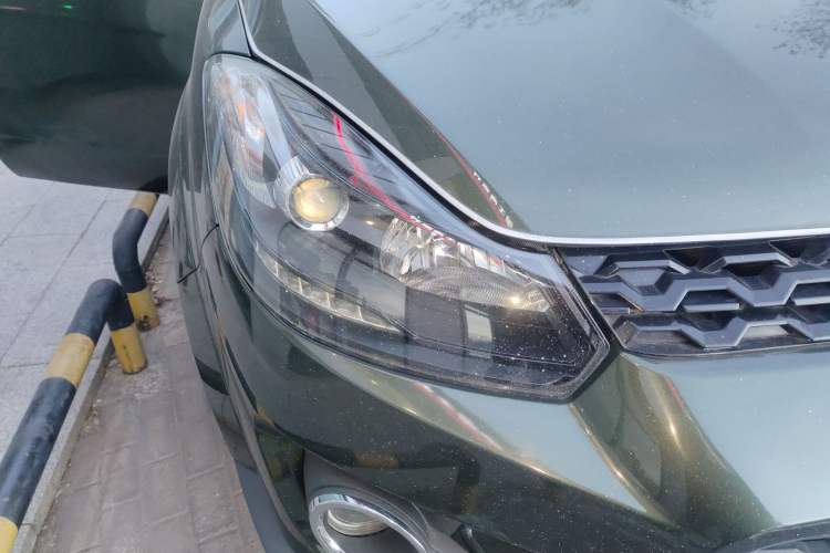 Used JMC Yuhu 3 2018 1.8T Gasoline Two-Wheel Drive Advanced Edition Standard Wheelbase Right Front Headlight