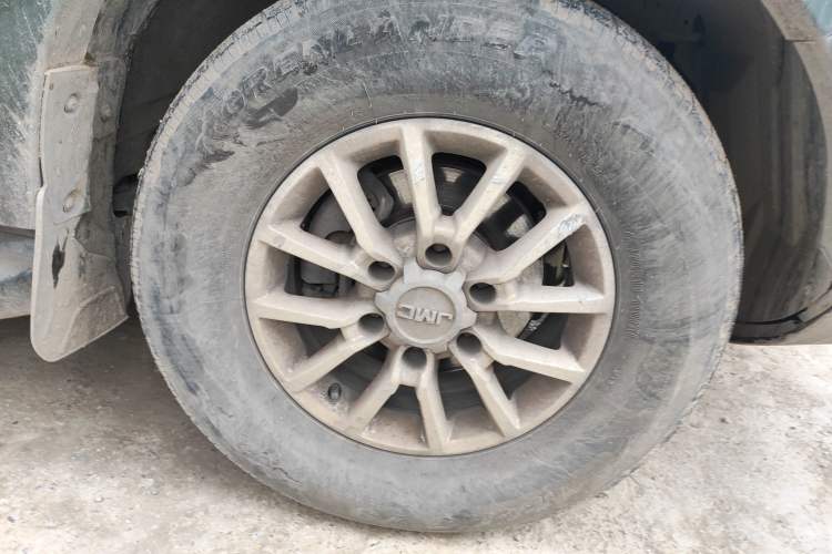 Used JMC Yuhu 3 2018 2.5T Diesel Two-Wheel Drive Advanced Version Standard Wheelbase Right Front Wheel Hub
