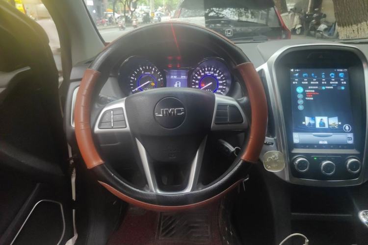Used JMC Yuhu 3 2018 2.5T Diesel Two-Wheel Drive Luxury Shield Edition with Long Wheelbase Steering Wheel