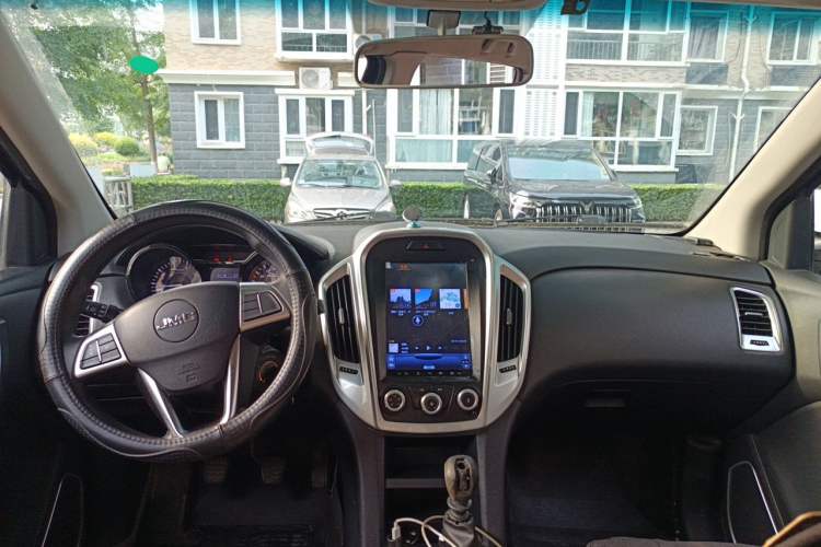 Used JMC Yuhu 3 2018 1.8T Gasoline Two-Wheel Drive Advanced Edition Standard Wheelbase Center Console