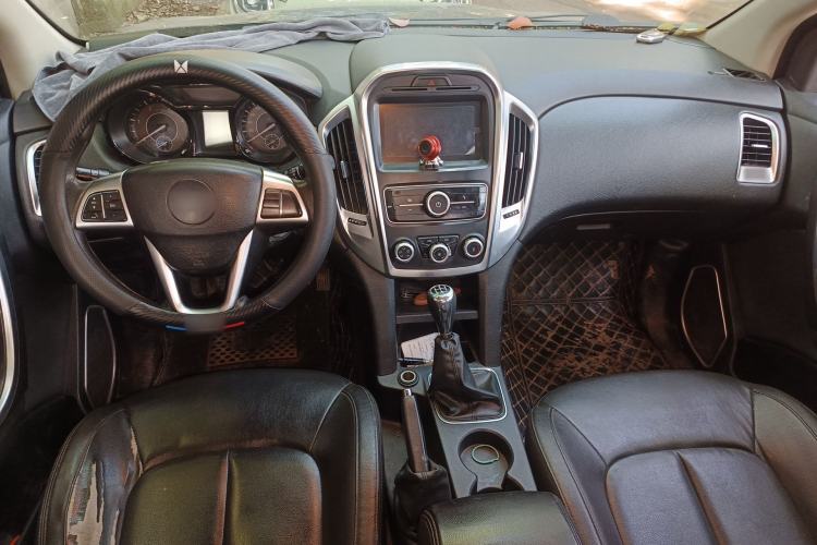 Used JMC Yuhu 3 2018 2.5T Diesel Two-Wheel Drive Advanced Version with Long Wheelbase Center Console