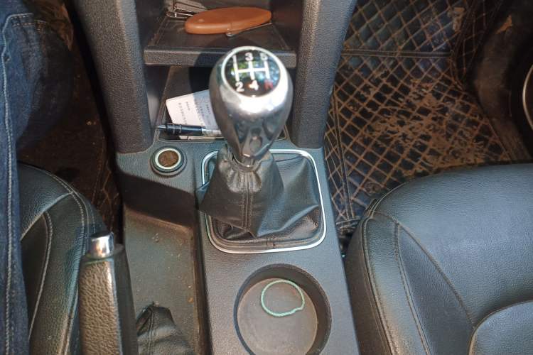 Used JMC Yuhu 3 2018 2.5T Diesel Two-Wheel Drive Advanced Version with Long Wheelbase Gear Lever