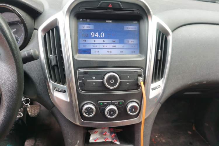 Used JMC Yuhu 3 2018 1.8T Gasoline Two-Wheel Drive Advanced Edition Standard Wheelbase Audio And AC Panel