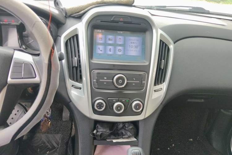 Used JMC Yuhu 3 2018 1.8T Gasoline Two-Wheel Drive Advanced Edition Standard Wheelbase Audio And AC Panel