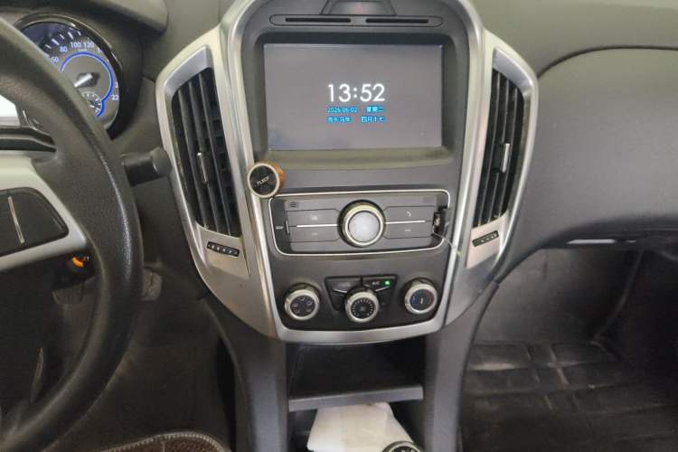 Used JMC Yuhu 3 2018 2.5T Diesel Two-Wheel Drive Advanced Version with Long Wheelbase Audio And AC Panel