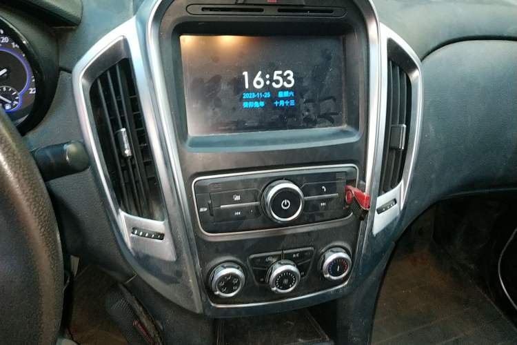 Used JMC Yuhu 3 2018 2.5T Diesel Two-Wheel Drive Advanced Version with Long Wheelbase Audio And AC Panel
