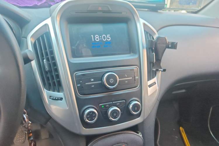 Used JMC Yuhu 3 2018 1.8T Gasoline Two-Wheel Drive Advanced Edition Standard Wheelbase Audio And AC Panel
