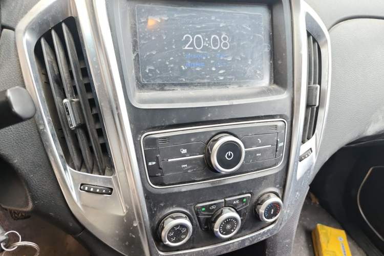 Used JMC Yuhu 3 2018 1.8T Gasoline Two-Wheel-Drive Advanced Model with Long Wheelbase Audio And AC Panel