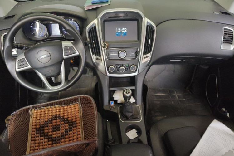 Used JMC Yuhu 3 2018 2.5T Diesel Two-Wheel Drive Advanced Version with Long Wheelbase Center Console