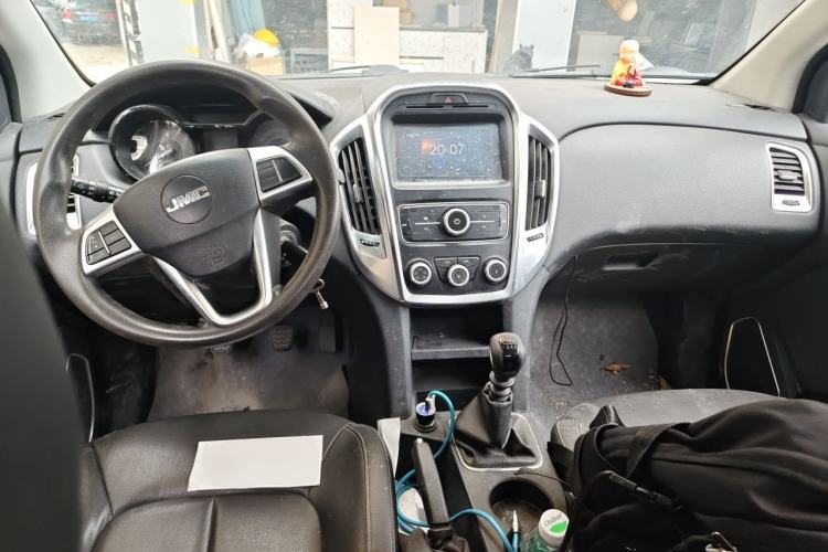 Used JMC Yuhu 3 2018 1.8T Gasoline Two-Wheel-Drive Advanced Model with Long Wheelbase Center Console