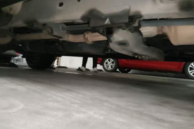 Used JMC Yuhu 3 2018 2.5T Diesel Two-Wheel Drive Advanced Version Standard Wheelbase Chassis Front Right